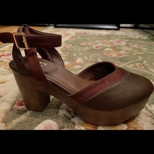 Size 7.5 Journee Collection-Rumer Platform Heels